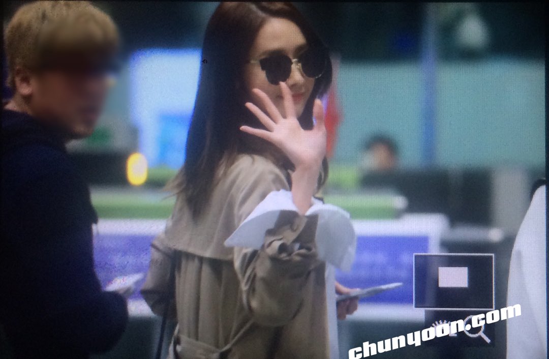 [PIC][15-03-2016]YoonA trở về Hàn Quốc vào sáng sớm nay CdhcNSwUEAAmMlX