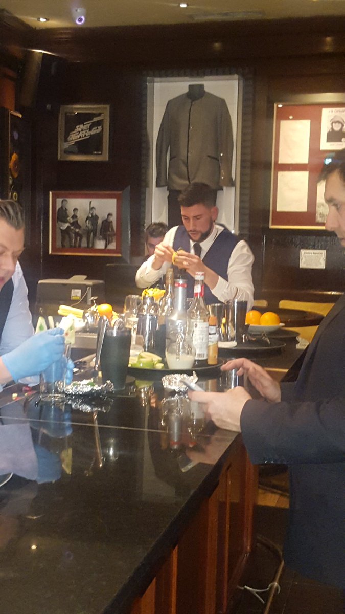 patriym31's tweet photo. Borja Taboada preparando la decoración de sus coctel @borjataro #abemadrid16 @IFEhosteleria #ifecamara https://t.co/yp9OX442zx