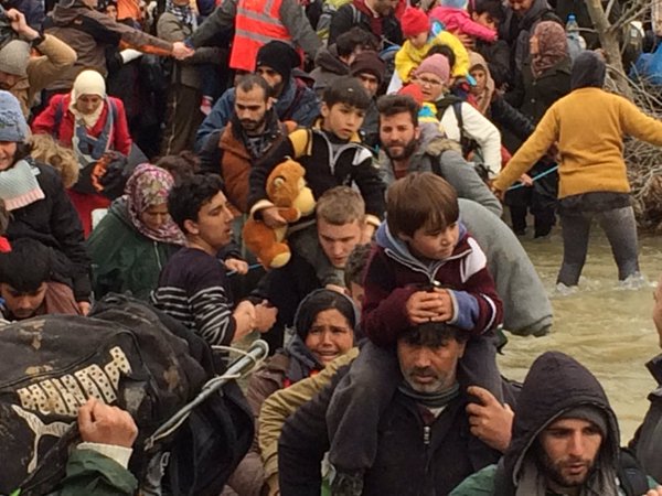 arainfonoticias's tweet photo. Ejército macedonio habría detenido a #refugiados, activistas y #periodistas en #Idomeni  https://t.co/3fhDjsdIgA https://t.co/K2TOmrHdkd