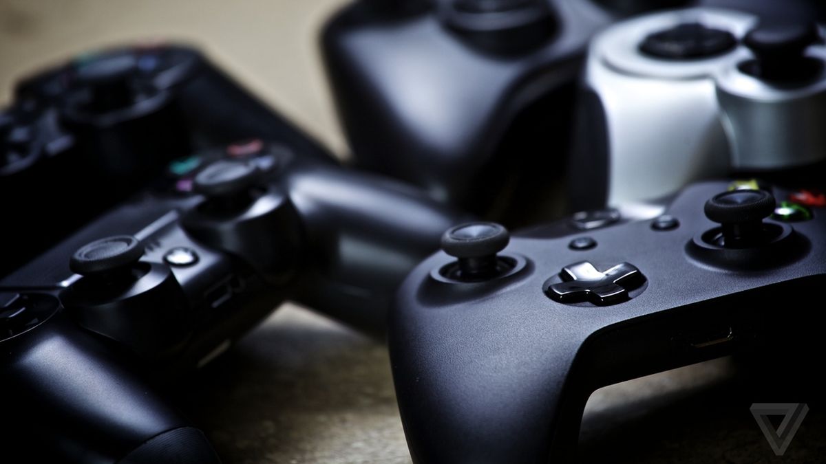 verge's tweet photo. Microsoft will allow Xbox games to play against PS4 and PC players https://t.co/gNPpDxvoIs https://t.co/3bnCP7dRi3