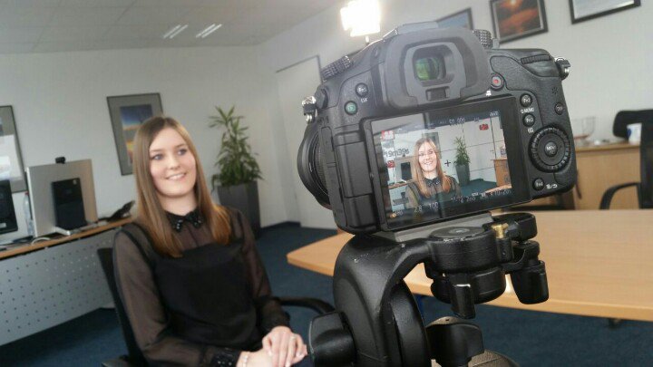 TK_Karriereteam's tweet photo. Liebe Grüße vom Videodreh mit @whatchado in #Kiel! :) #Mitarbeiterinterviews #eslohntsich https://t.co/Birwl1cvME