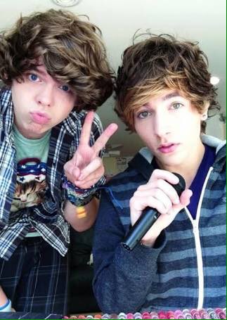 EpPotatoe's tweet photo. Throwback to Pol's Emo hair!! < • >
#ExclamationPointYT #PotatoFam #PoFam https://t.co/CWcJ7GdIBo