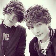 EpPotatoe's tweet photo. Throwback to Pol's Emo hair!! < • >
#ExclamationPointYT #PotatoFam #PoFam https://t.co/CWcJ7GdIBo