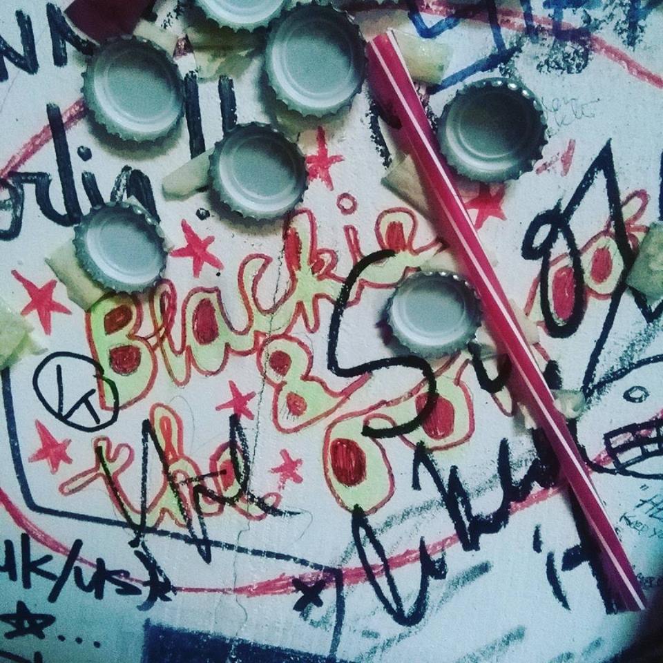 In onze reeks "Op De Muur Van De Backstage": Blackie &amp; The Oohoos <a href="/oohoos/">Blackie & The Oohoos</a>