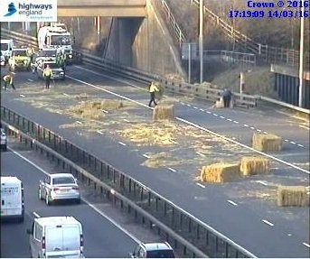 HighwaysWMIDS's tweet image. #M42 J7 - J6 (S)  @HighwaysWMIDS #TrafficOfficers working at shed load incident. working to clear asap, Traffic held