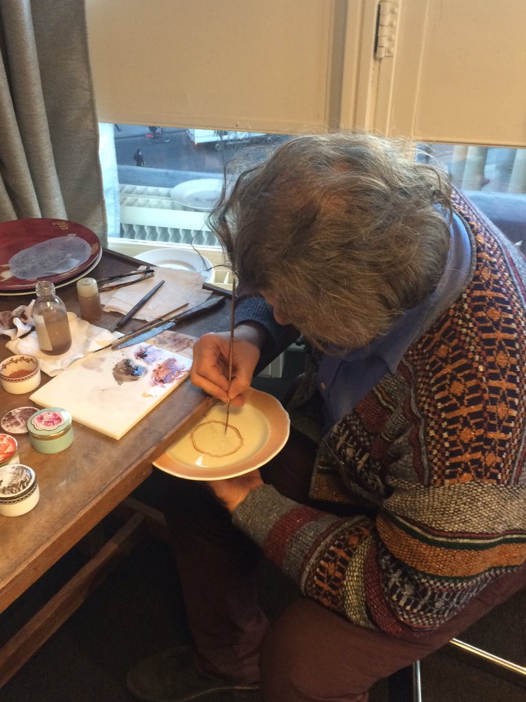 LINLEYLondon's tweet photo. Hand painting in action at Richard Ginori. Like LINLEY, it can take hours to reach perfection! #masterclasslondon https://t.co/8vZRkM5lq6
