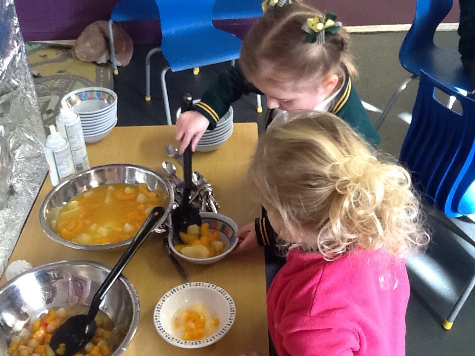 fazkids's tweet photo. Helping ourselves to some fruit #healthy #fruit https://t.co/xKdvsW7dzV