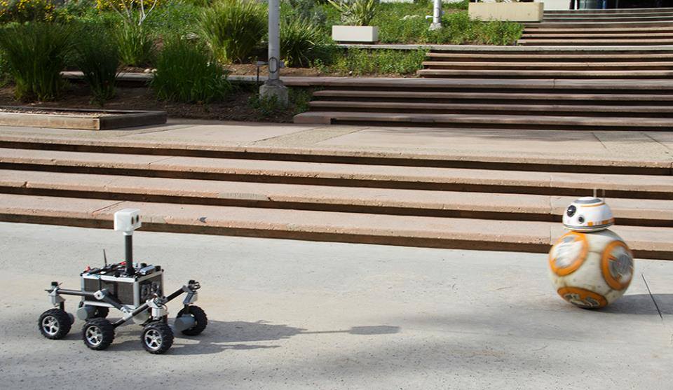 FueraDelControl's tweet photo. #FdCtech el paseo de #BB8 por el Jet Propulsion Laboratory de la #NASA y sus nuevos amigos robot https://t.co/oNWV5nDRPv
