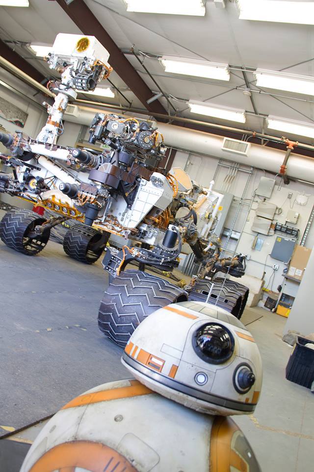 FueraDelControl's tweet photo. #FdCtech el paseo de #BB8 por el Jet Propulsion Laboratory de la #NASA y sus nuevos amigos robot https://t.co/oNWV5nDRPv