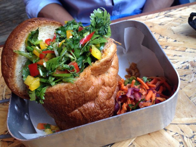 How do you tackle your bunny? Tried <a href="/thebunnychow/">bunnychow</a> yet? ... Love it! bit.ly/1RijF5s What's your fave? #food