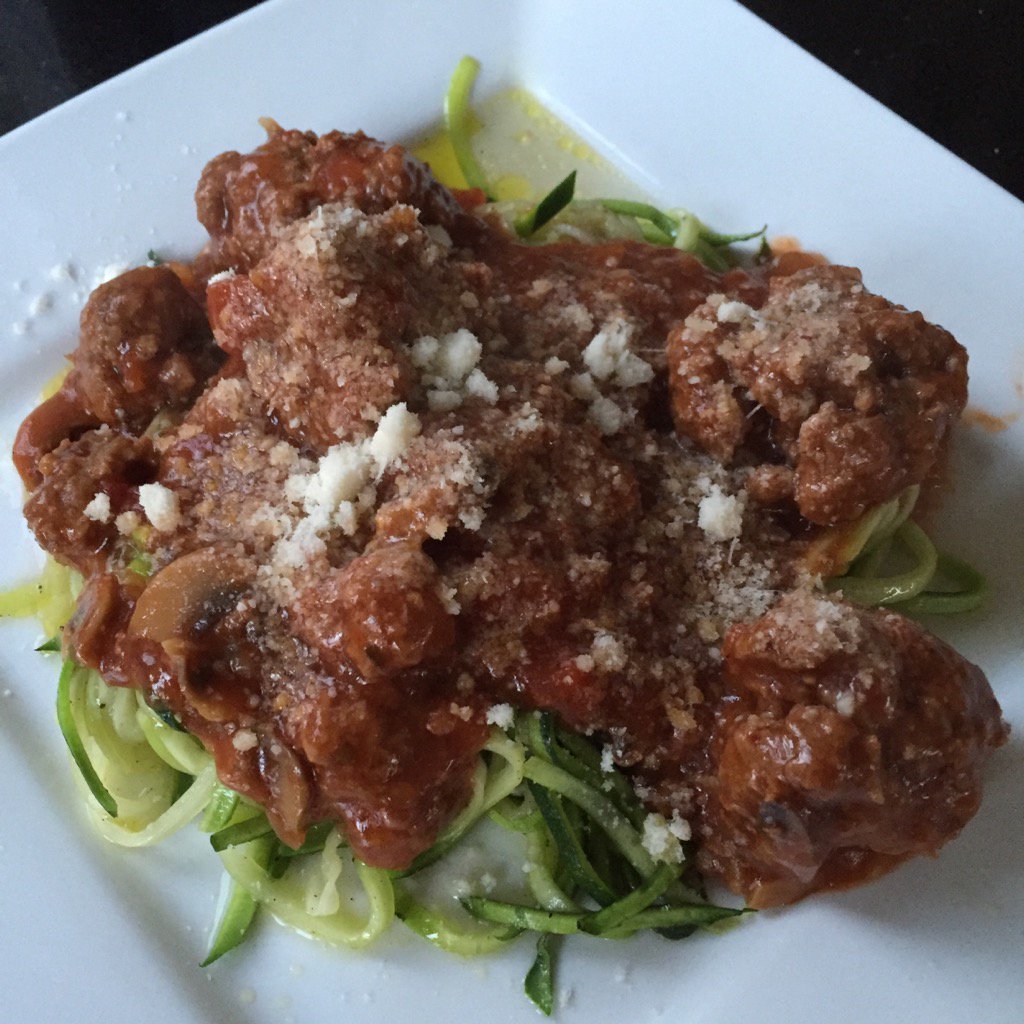 AndersEten's tweet photo. Courgetti met gehaktballetjes in tomatensaus en parmesan #derealmealrevolutie #lekkereten #echteten #anderseten https://t.co/ZAHNxIf38D