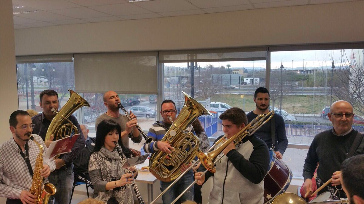 afros_s's tweet photo. Tocando junto con @XarangaLaTanga en la Asociación de Familiares de enfermos de Alzheimer de Alzira. Bonita causa !🎺 https://t.co/5R4zYyuz8K