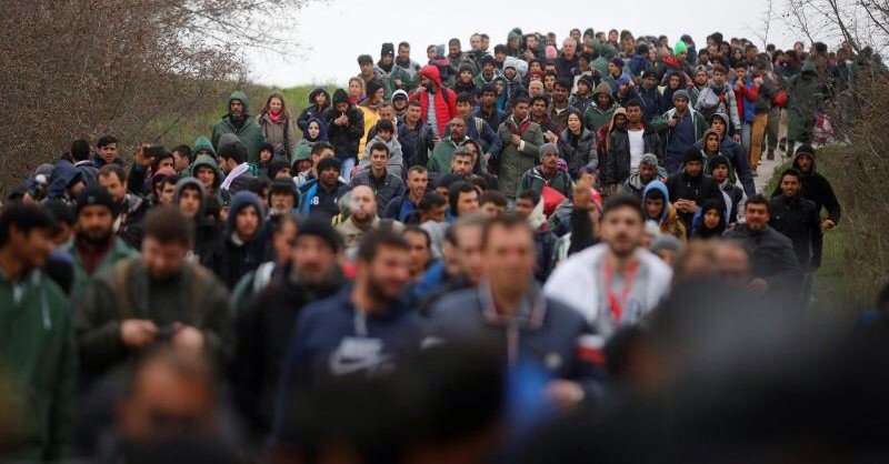 ArranP9's tweet photo. Una companya d'@ArranP9 detinguda a Macedònia x acompanyar refugiats i refugiades a creuar la frontera amb Grècia! https://t.co/EkmwiXJmMF