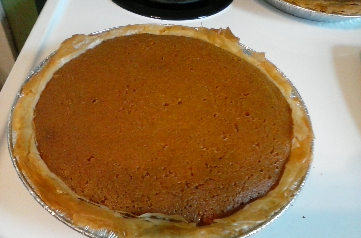 NatashaAmadaeus's tweet photo. @thinkgeek #pidaypride carrot cake pie! https://t.co/Gw8DVYi4Ud