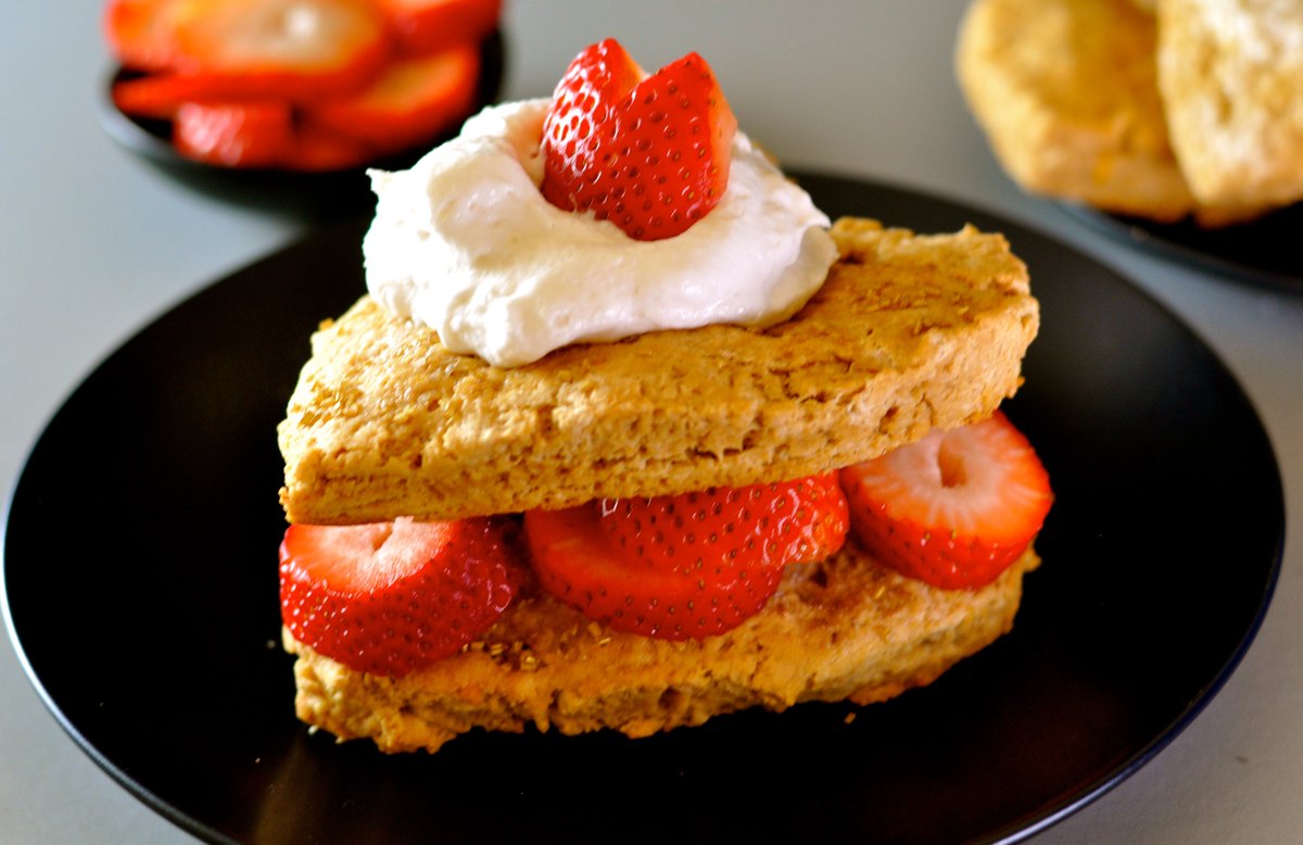 ordinaryvegan's tweet photo. Tea & scones - this was yummy!
Scones w Strawberries & Coconut Whip with #vegansugar @Zulka
https://t.co/uuHfhYOBb9 https://t.co/MKgiMOAdhS