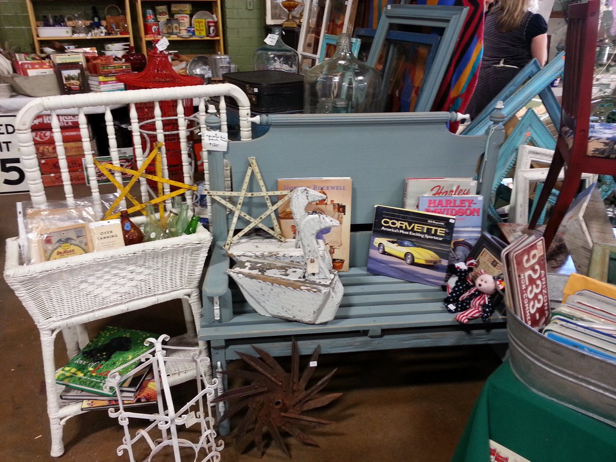 FPPVM's tweet photo. AZ's largest vintage market Apr 8/9th @uopxstadium 400+ vendors! https://t.co/JuDRGOikdF #fppvm https://t.co/OkmdyI4LMR