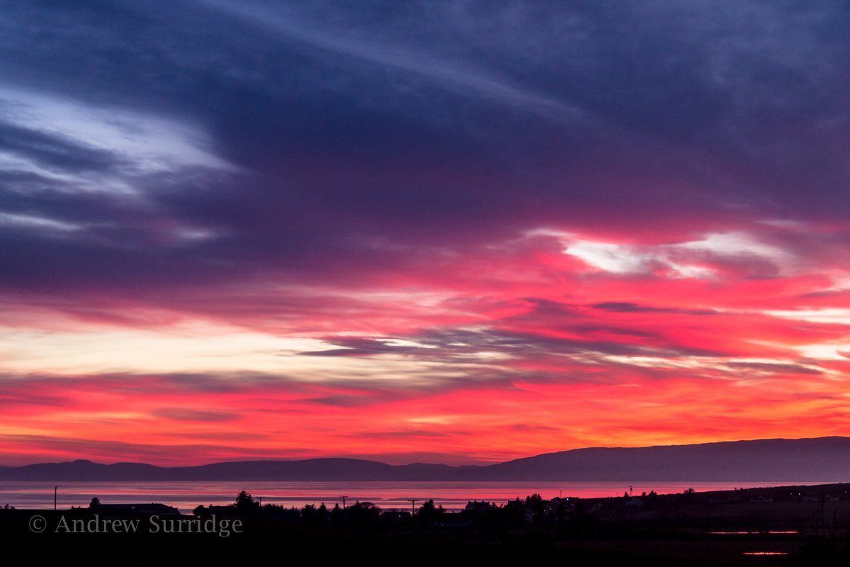 ASurridgePhoto's tweet photo. All in the space of 45 minutes! @VisitArran #sunset #mondaymotivation https://t.co/ythkd1KNnG