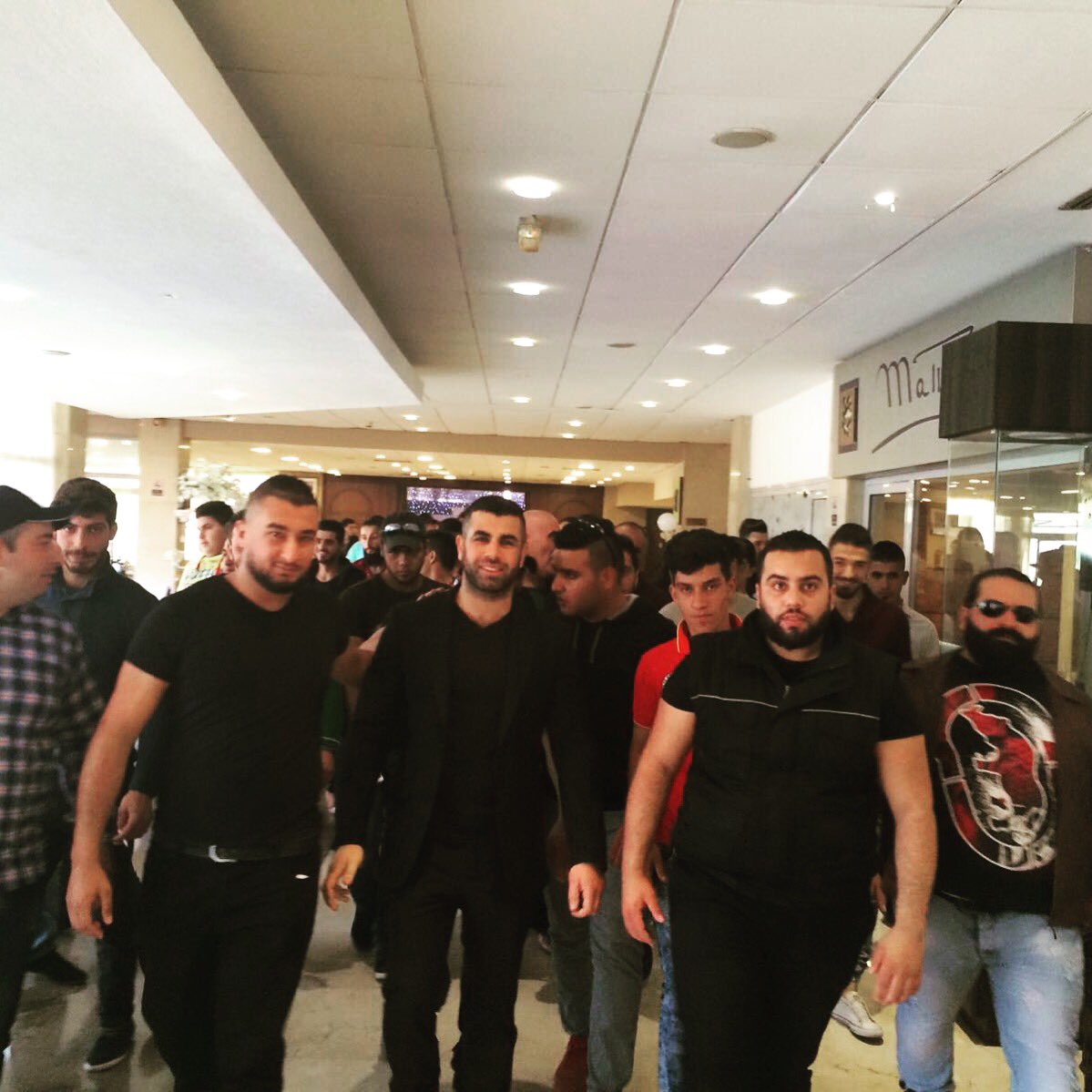 مع بعض الأصديقأ