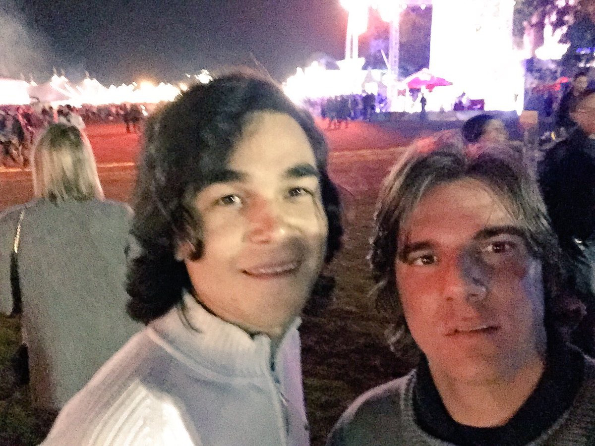 charbelcure12's tweet photo. De ferias #FestivalEstereoPicnic2016 @tomasang3 https://t.co/JuRzzKbGMQ
