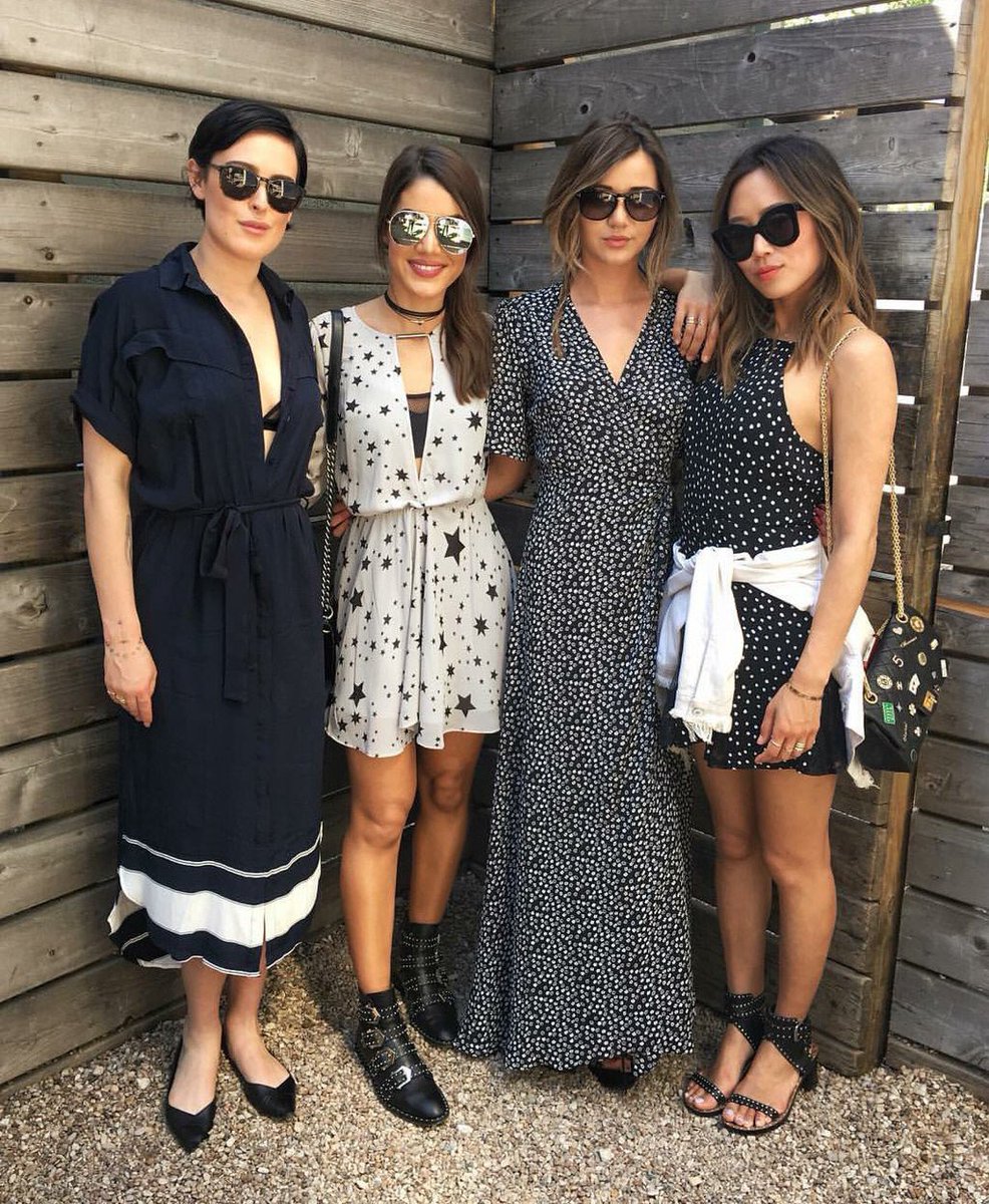 EleanorDiamonds's tweet image. Eleanor with friends today! 😘