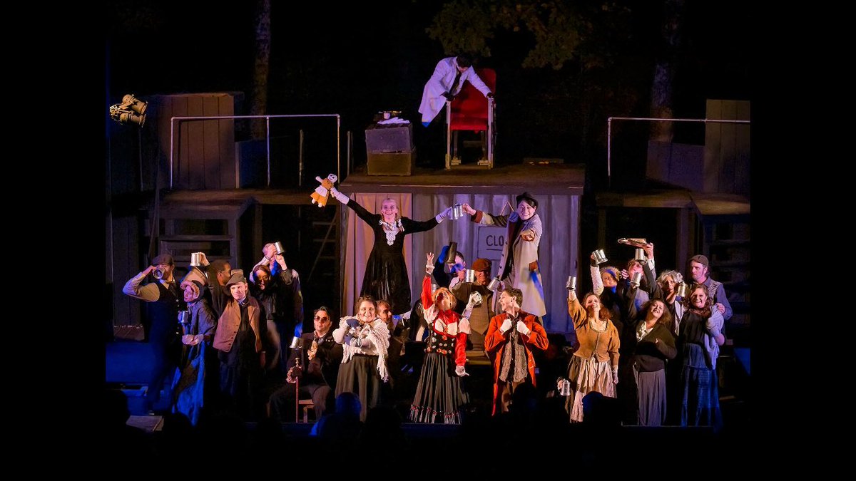 DowntownPAC's tweet photo. Happy pi day! Oh wait, not human meat pie day? Sorry... #PiDay2016 #dpac2016 #sweeneytodd #MeatPi #godthatsgood https://t.co/sqjIEpt849