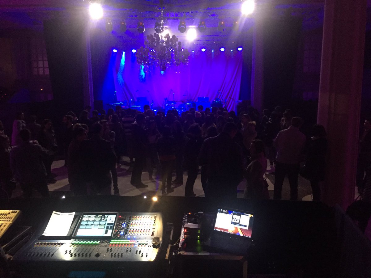 SalaFinisterrae's tweet photo. La sala comienza a llenarse. A las 21 #SenSenra sube al escenario, y a las 22 aproximadamente lo harán @thevaccines https://t.co/BvNyjTBX3e