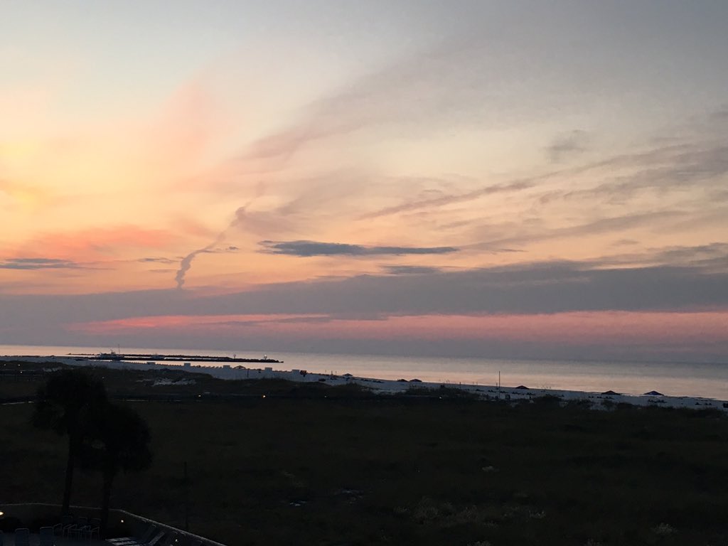 ashcrawfordcpa's tweet photo. @SimpleSkincare #TestTheWater #SimpleContest enjoying my first sunrise on the gulf coast https://t.co/X9PZ8WkOti