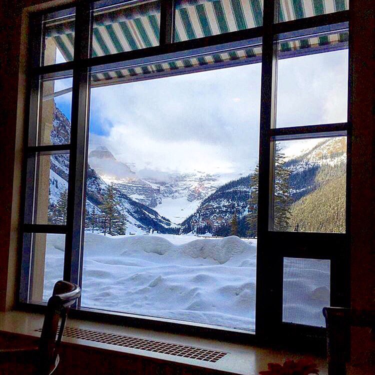 FairmontCLL's tweet photo. Time is melting away, but the snow isn't! Lots of winter adventure right outside this window in #LakeLouise https://t.co/3wgSha7DB6