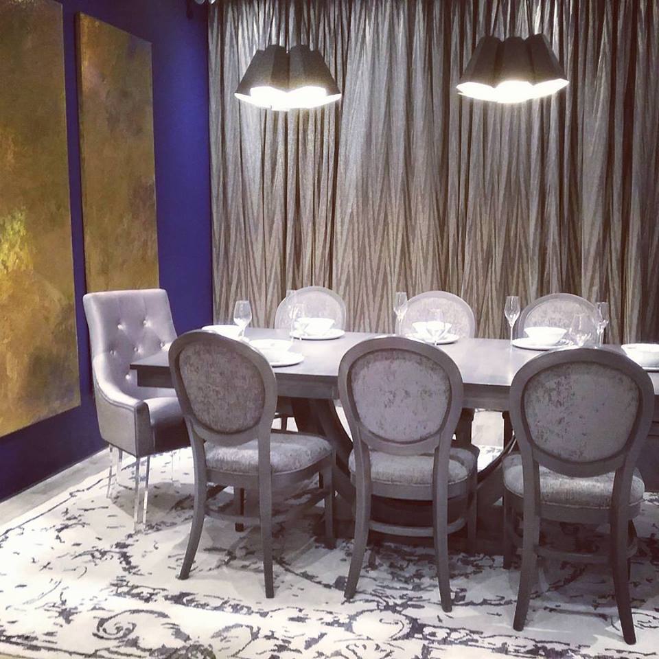 NicholasRosaci's tweet image. Our beautiful dining room in the #FDHOME is beyond beautiful with @decoriumfurniture and @benjaminmoore Bold Blue.