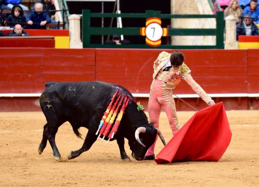 cultorocom's tweet photo. "Enzarzó Ginés naturales de crujío a sones de una Puerta que sólo Nimes sabrá si es Grande" https://t.co/3jP9HDcvzL https://t.co/mbtvRvhzV3