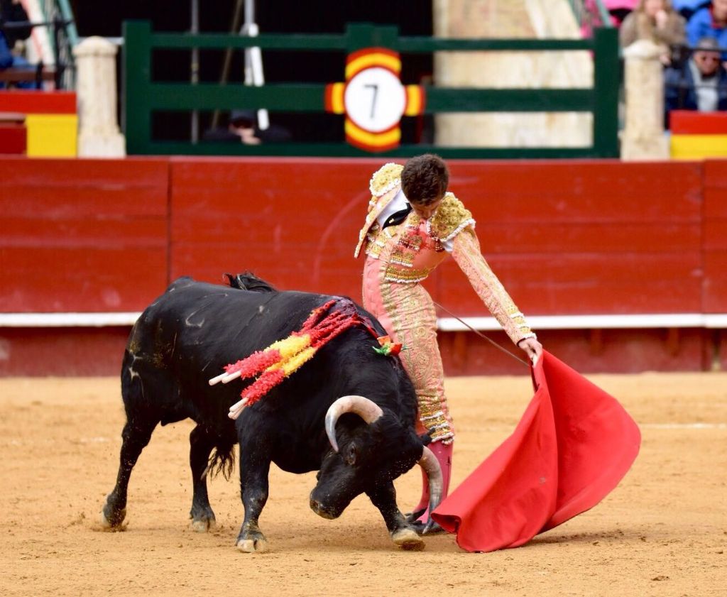 cultorocom's tweet photo. "Enzarzó Ginés naturales de crujío a sones de una Puerta que sólo Nimes sabrá si es Grande" https://t.co/3jP9HDcvzL https://t.co/mbtvRvhzV3