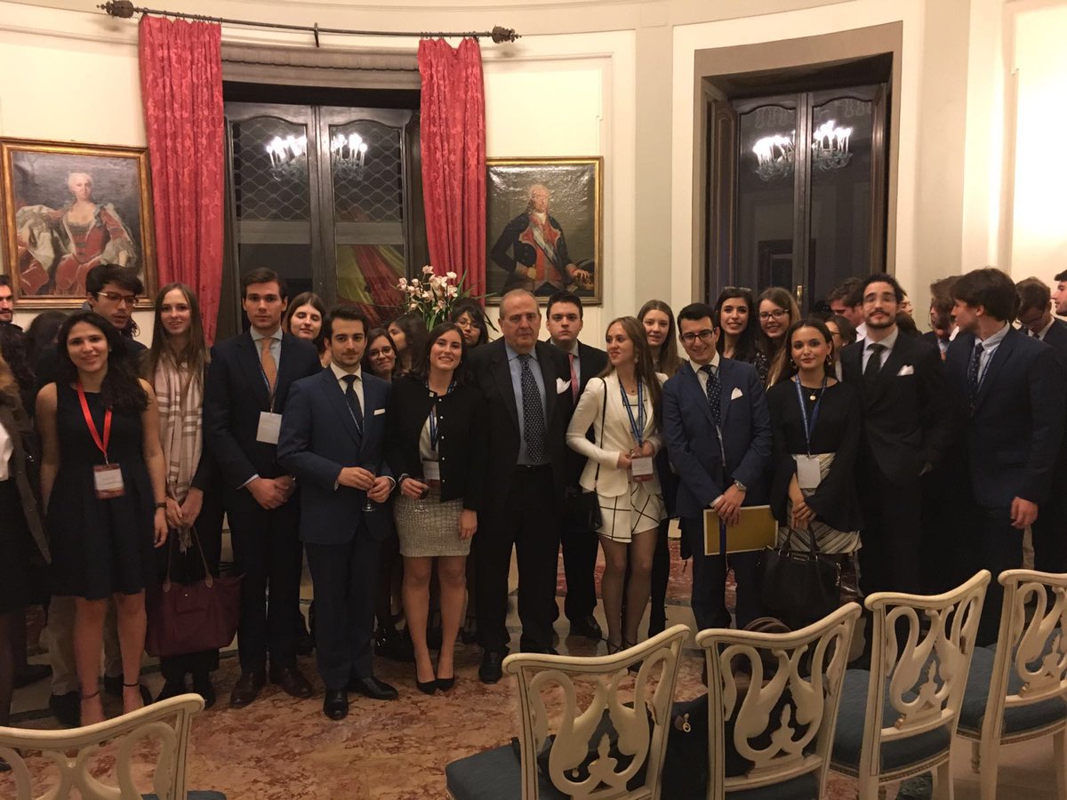 EmbEspItalia's tweet image. L'Ambasciatore Elorza incontra gli studenti spagnoli che partecipano al @WorldModelUN 2016 a Roma