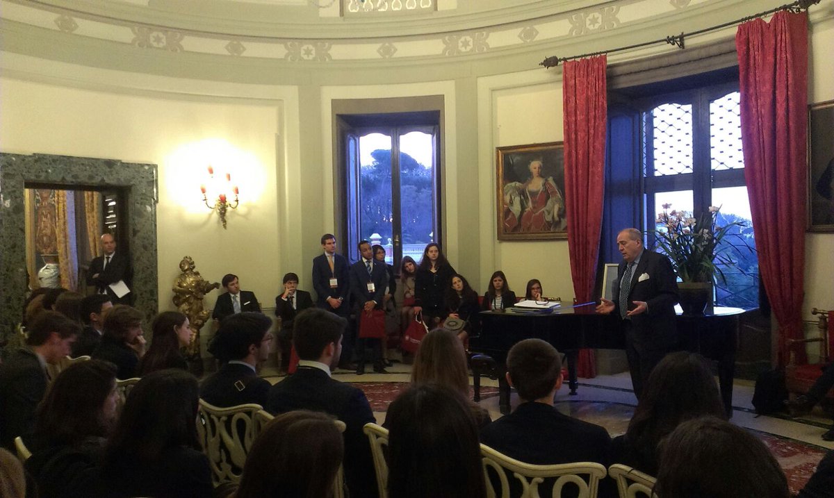 EmbEspItalia's tweet image. L'Ambasciatore Elorza incontra gli studenti spagnoli che partecipano al @WorldModelUN 2016 a Roma