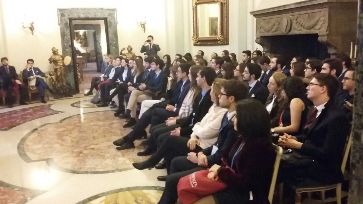 EmbEspItalia's tweet image. L'Ambasciatore Elorza incontra gli studenti spagnoli che partecipano al @WorldModelUN 2016 a Roma
