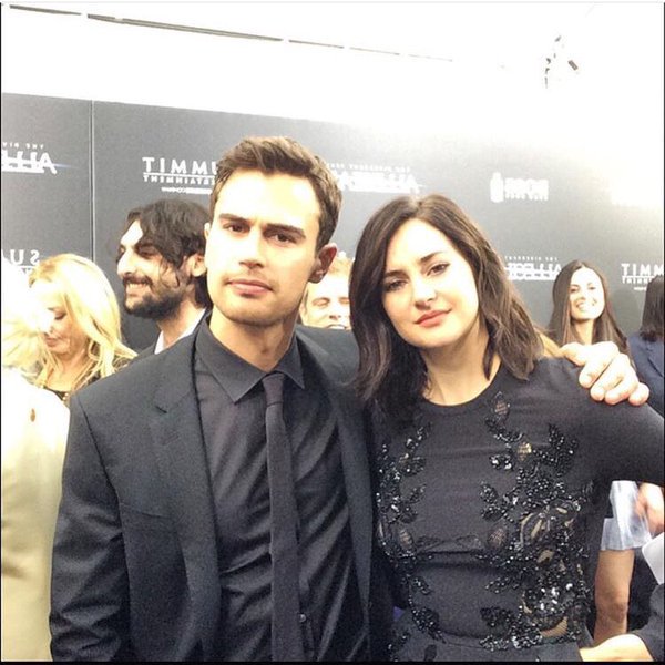 DivergenteBR's tweet photo. CANSEI DE SOFRER! OLHEM ESSES SERES HUMANOS #AllegiantPremiere https://t.co/u71g4pQFK8
