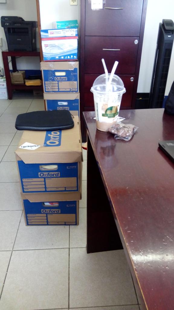 XochiliuX's tweet photo. Despidiendo la oficina con un café #FelizLunes #maskapital https://t.co/bHa7oC6MZm