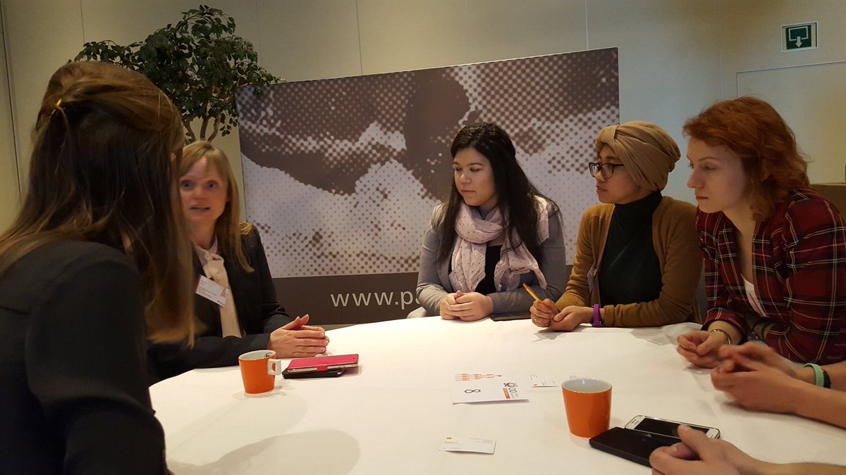 JolienU's tweet photo. Another lady at the table โบ #CIOS4B #AGILEDELFT #CIOPLATFORM https://t.co/zVAyM9KU7z