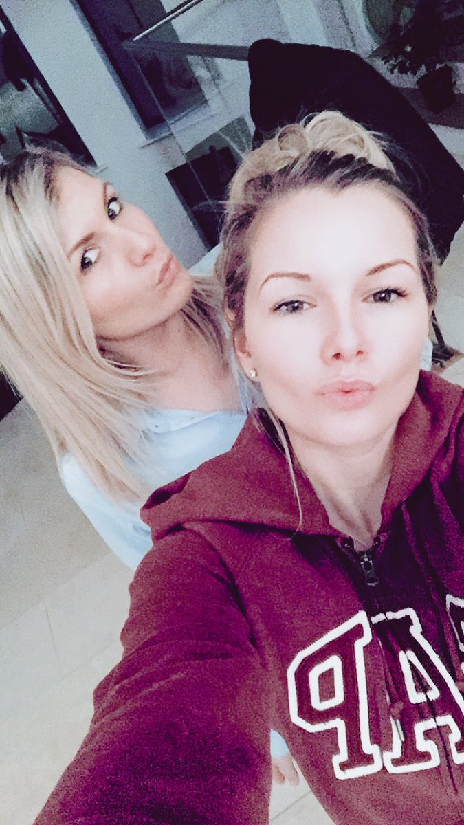 katiesmith_1990's tweet photo. Sisters 💓 @jodieNs87 https://t.co/Vrn8ZKUz8B