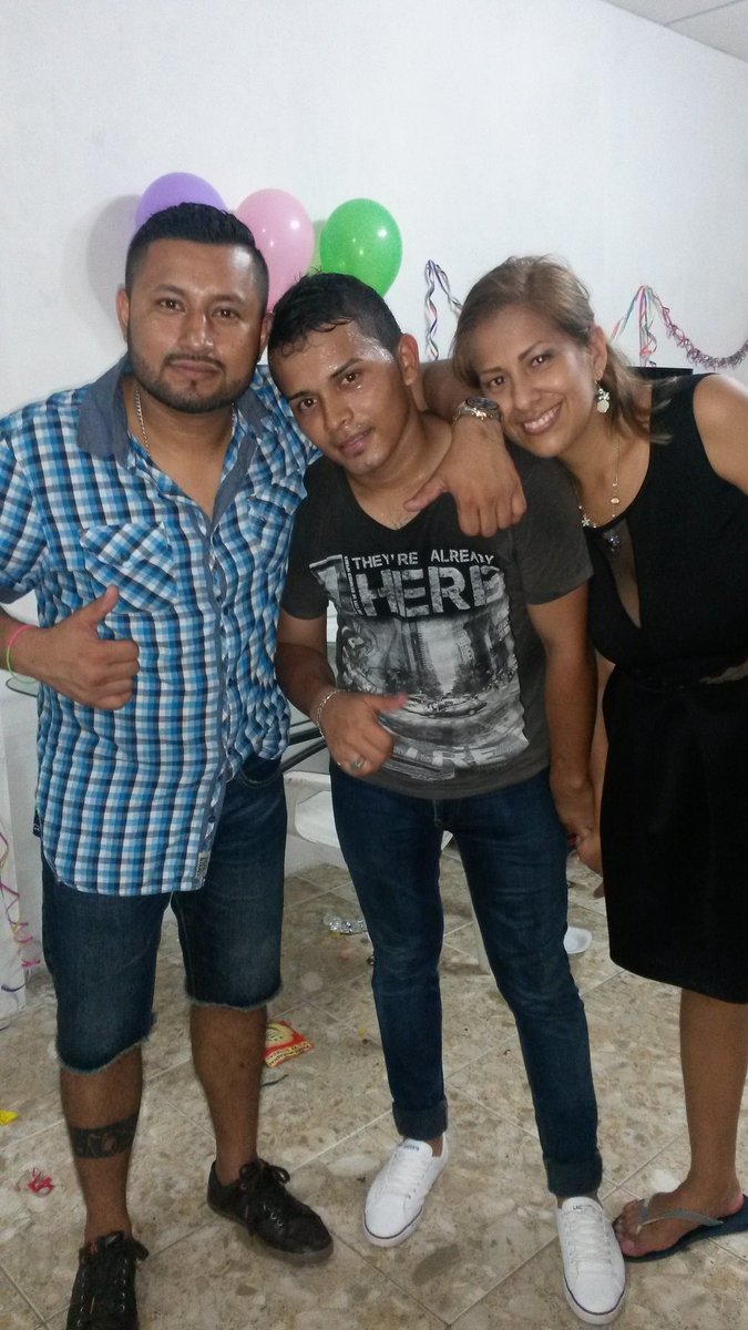 rey_toala's tweet photo. Mira esos personaje @NegrisGeraldine 😂😂😂😂 https://t.co/85PDR6JCDg