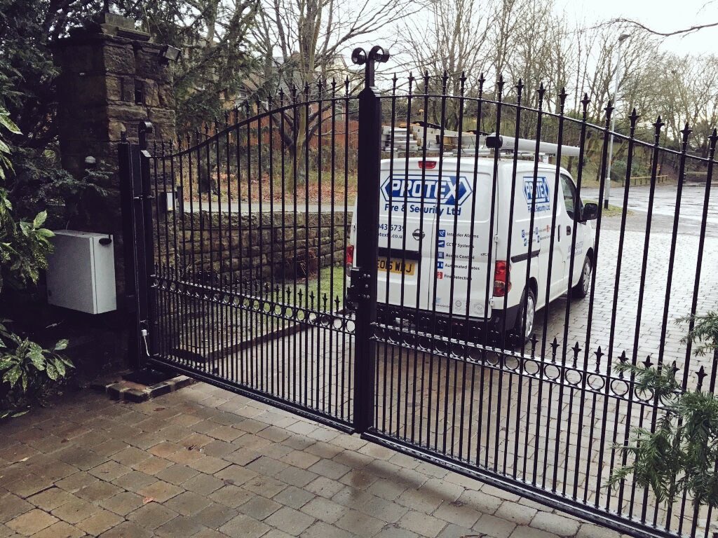 ProtexFS's tweet photo. Here's recent #automatedgates we installed. GSM intercom, lock and lots of safety devices #safegates #oldhamhour https://t.co/hObVsg8BTT