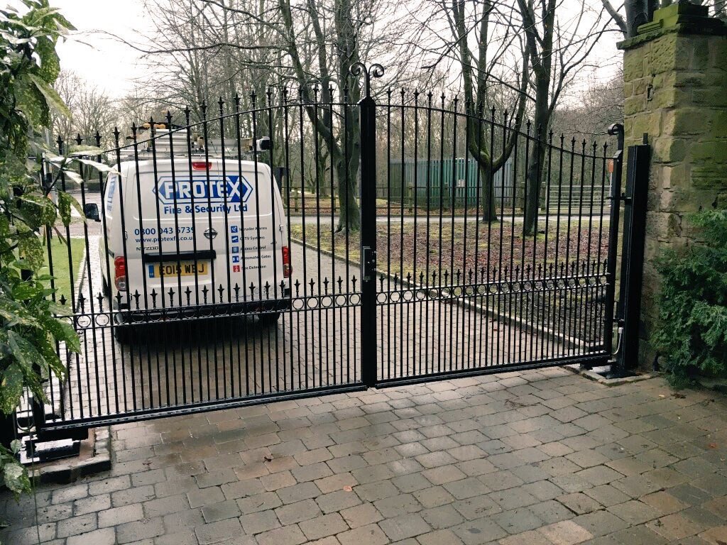 ProtexFS's tweet photo. Here's recent #automatedgates we installed. GSM intercom, lock and lots of safety devices #safegates #oldhamhour https://t.co/hObVsg8BTT