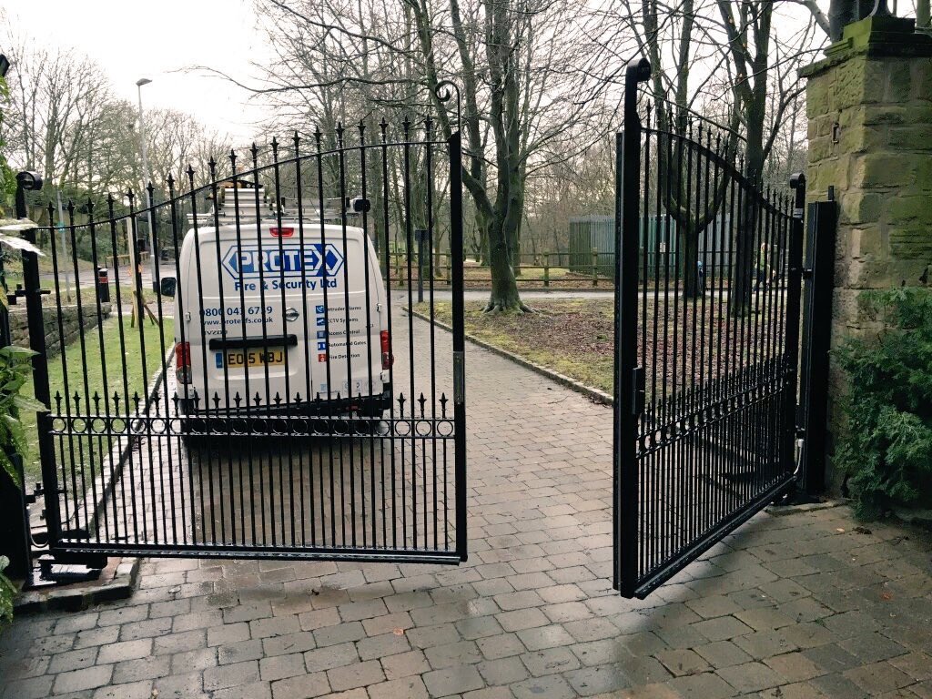 ProtexFS's tweet photo. Here's recent #automatedgates we installed. GSM intercom, lock and lots of safety devices #safegates #oldhamhour https://t.co/hObVsg8BTT