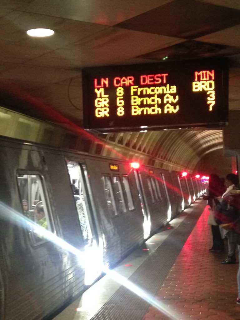 ahagaman's tweet photo. "Red line" train posing as a yellow line train at McPherson square. Checks out @unsuckdcmetro https://t.co/TIS360jt9P