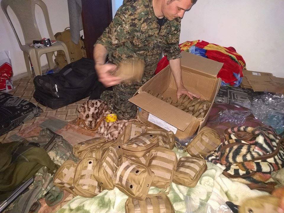 Vatan_Vatan1's tweet photo. HAİN Amerikalılar ve Fransızlar, Almanlar, italyanların  YPG Bölücü terör örgütüne gönderdiği yardım paketleri https://t.co/vO0rK95W3V