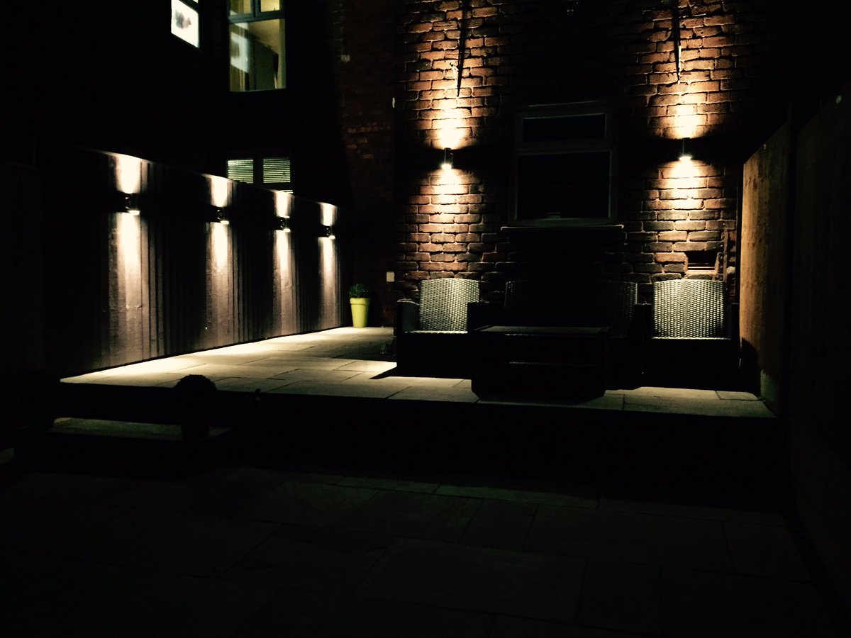 greenliving55's tweet photo. Kandla grey driveway/patios with gloss sealant,feather board fence and up/down lights #indianstone #sealant #lights https://t.co/zOdt4zJOGQ