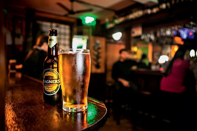 StPatrickWeek's tweet photo. O @thebluepub é daqueles com carápio de cervejas do mundo todo e peticos sem igual! Só na St. Patrick's Week! https://t.co/Pig3Y9TLR1