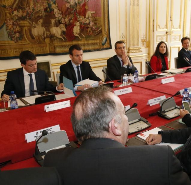 Le_NouvelObs's tweet photo. Loi Travail corrigée : ce que prévoit le nouveau texte https://t.co/2PTgmPZT1H https://t.co/knE8rKWaM5