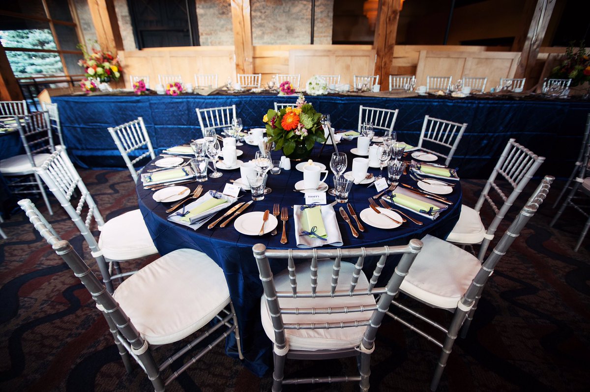 Our navy pinktuck linens look great paired with Silver Chiavari chairs at the <a href="/MarshesGolfClub/">Marshes Golf Club</a>  #ottawa #luxurylinen