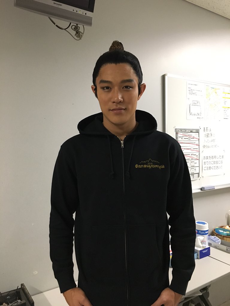 ryoheiheisuzuki's tweet photo. 『ライ王のテラス』の楽しみ方③
物販では、オリジナルのカンパニーTシャツやパーカーを販売しております！王様も休憩時間などには、着用しております。皆様もぜひ https://t.co/xT9jakIp9K