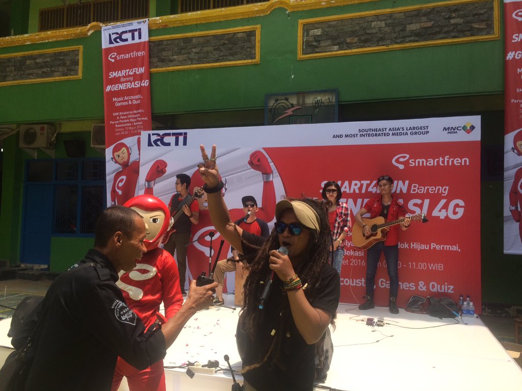 smartfrenworld's tweet photo. Terima kasih untuk SMK Binakarya Bekasi ya! #Generasi4G #Smart4Fun keren! https://t.co/bkCaxYgKop